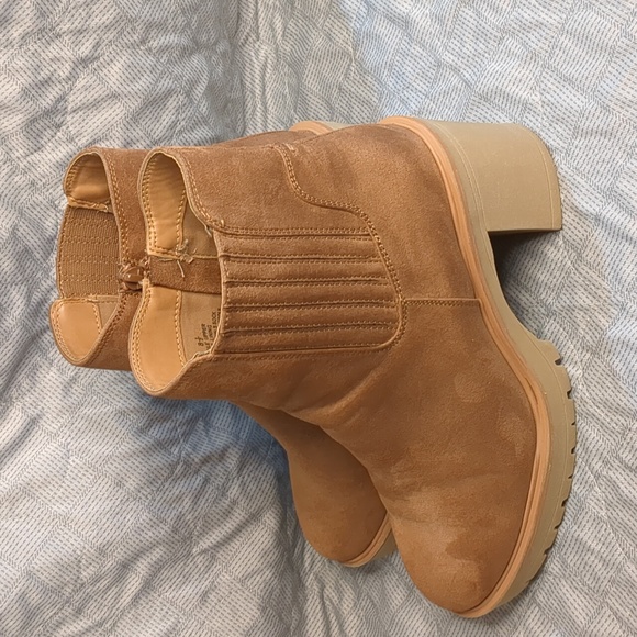Universal Thread Katrina Platform Boots in tan.  - Picture 5 of 16